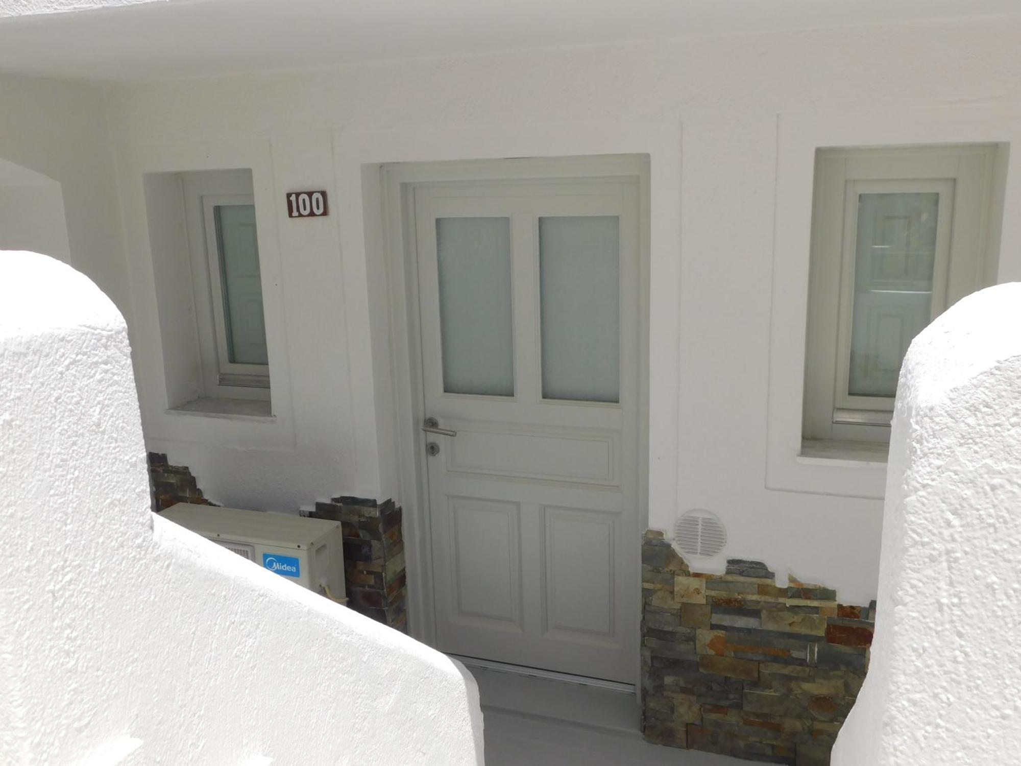 Happy Fish Rooms- Beachfront Perissa  Exterior foto